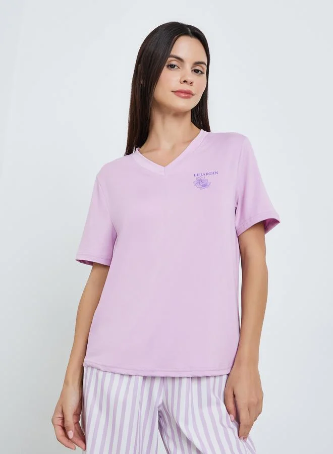 ستايلي طقم بيجاما من بنطال مخطط وتيشيرت سادة للنساء